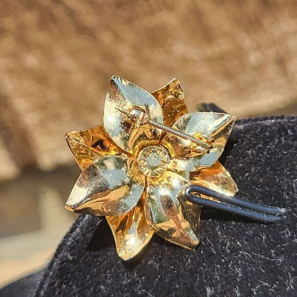 12K Gold Filled Pointsetta with a Pearl Vitnage 80s Brooch 1" - Picture 5 of 5